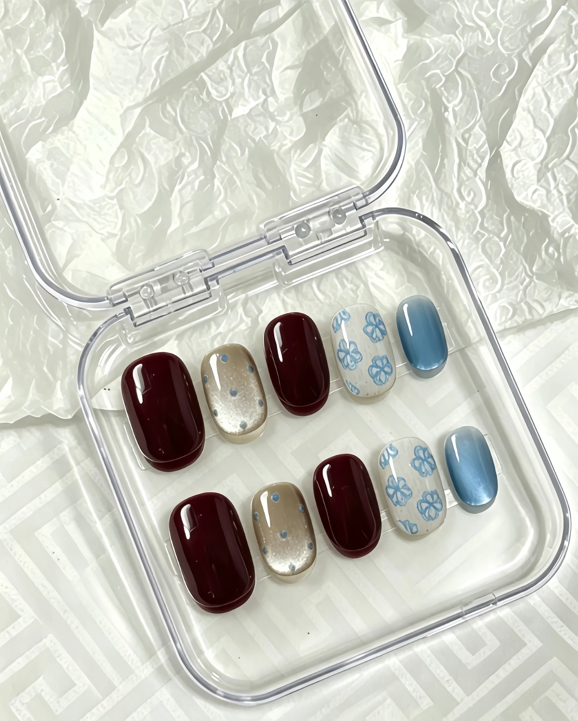 10 Pieces of Short Wine Red and Blue Floral Retro Press-On Nails, Vintage Style, Featuring Solid Wine Red, Hand-Painted Blue Flowers, and Polka Dots, with a Nude Color Gradient and Hand-Painted Design, Suitable for Mature and Young Women, Ideal for Daily Commuting, Retro Dates, and Work Settings, Comes with Jelly Glue and Nail File