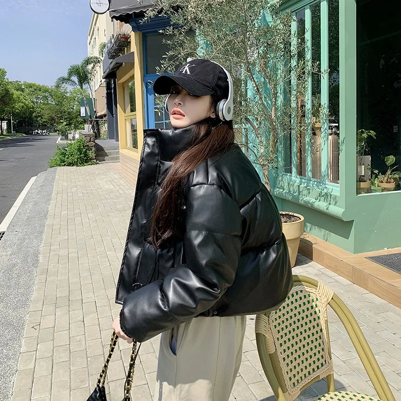 

Новый короткий стиль в европейском и американском стиле 2025 года, пуховая хлопковая куртка с воротником-стойкой, женское утолщенное пальто из искусственной кожи, тренд