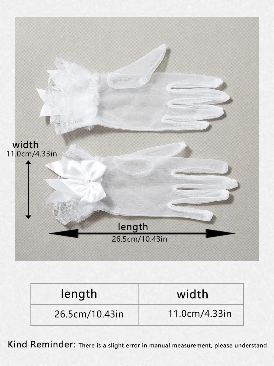 The bride's accessory is a pair of white bow decorated gloves suitable for women's wedding parties