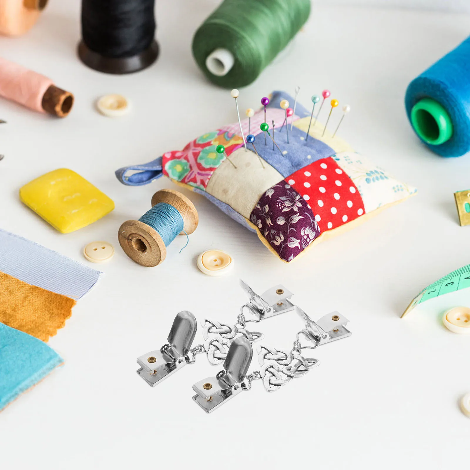 2 szt. Stylowe metalowe klipsy do swetrów, ozdobne akcesoria do kołnierzyków kardiganów, uniwersalne szale, szaliki, biżuteria, elegancki ażurowy wzór