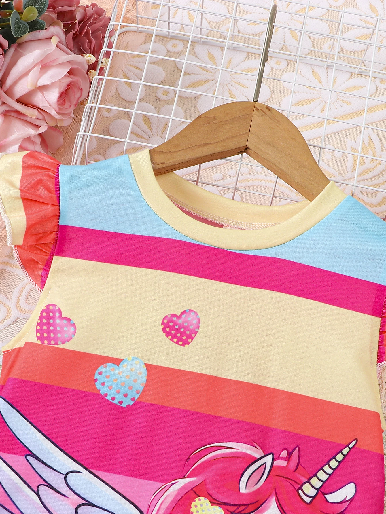 Sommerkleid für Mädchen, lässiger Stil, mit Cartoon-Tiermotiv, bunte Streifen, Rundhalsausschnitt, ausgestellte Ärmel, gerades Kleid. – Detail 4
