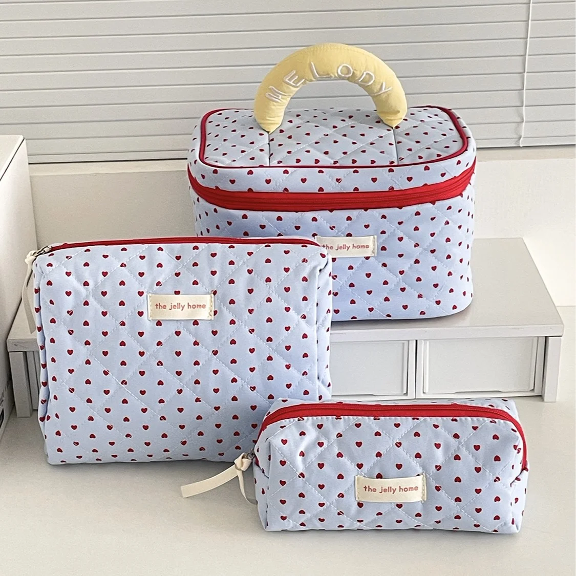 Heart-shaped makeup bag, portable large-capacity toiletry bag, new high-value ins style