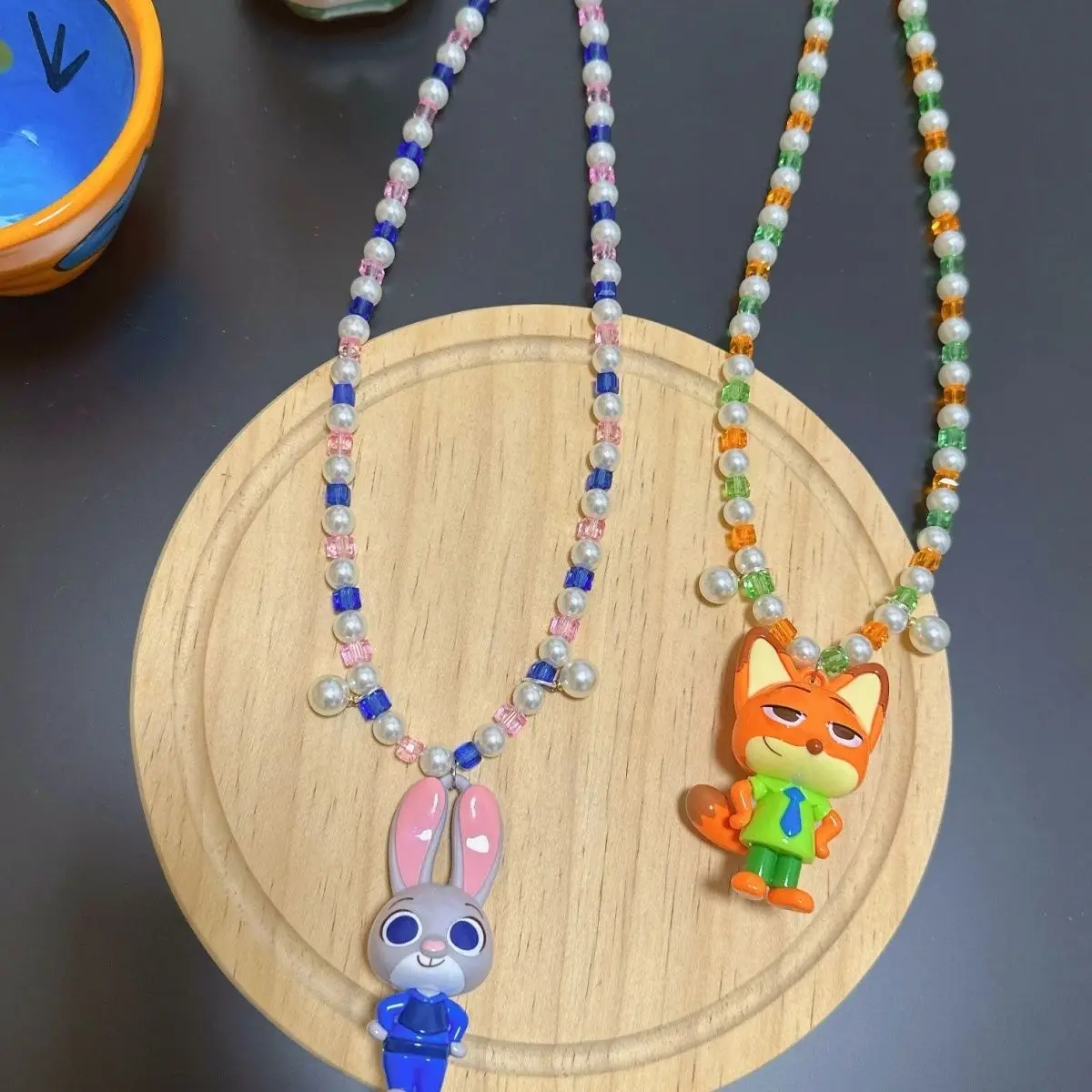 

Ожерелье Disney Zootopia с Джуди и Ником, игривые разноцветные бусины с мультяшными персонажами, персонализированные универсальные модные украшения для девочек-подростков 2026