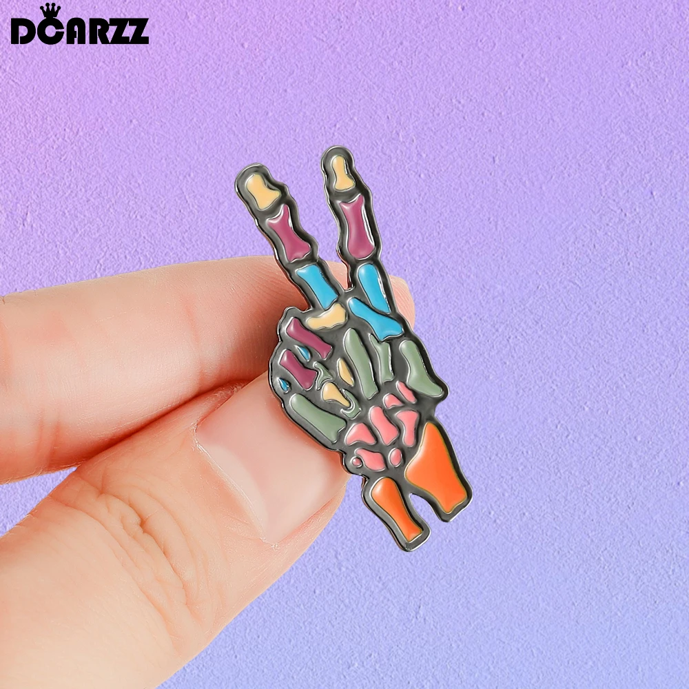 DCARZZ مضحك اليد العظام المينا دبوس الملونة الطبية جراحة العظام بروش لجراح العظام معاطف للأطباء والممرضات على ظهره شارة التلبيب #1