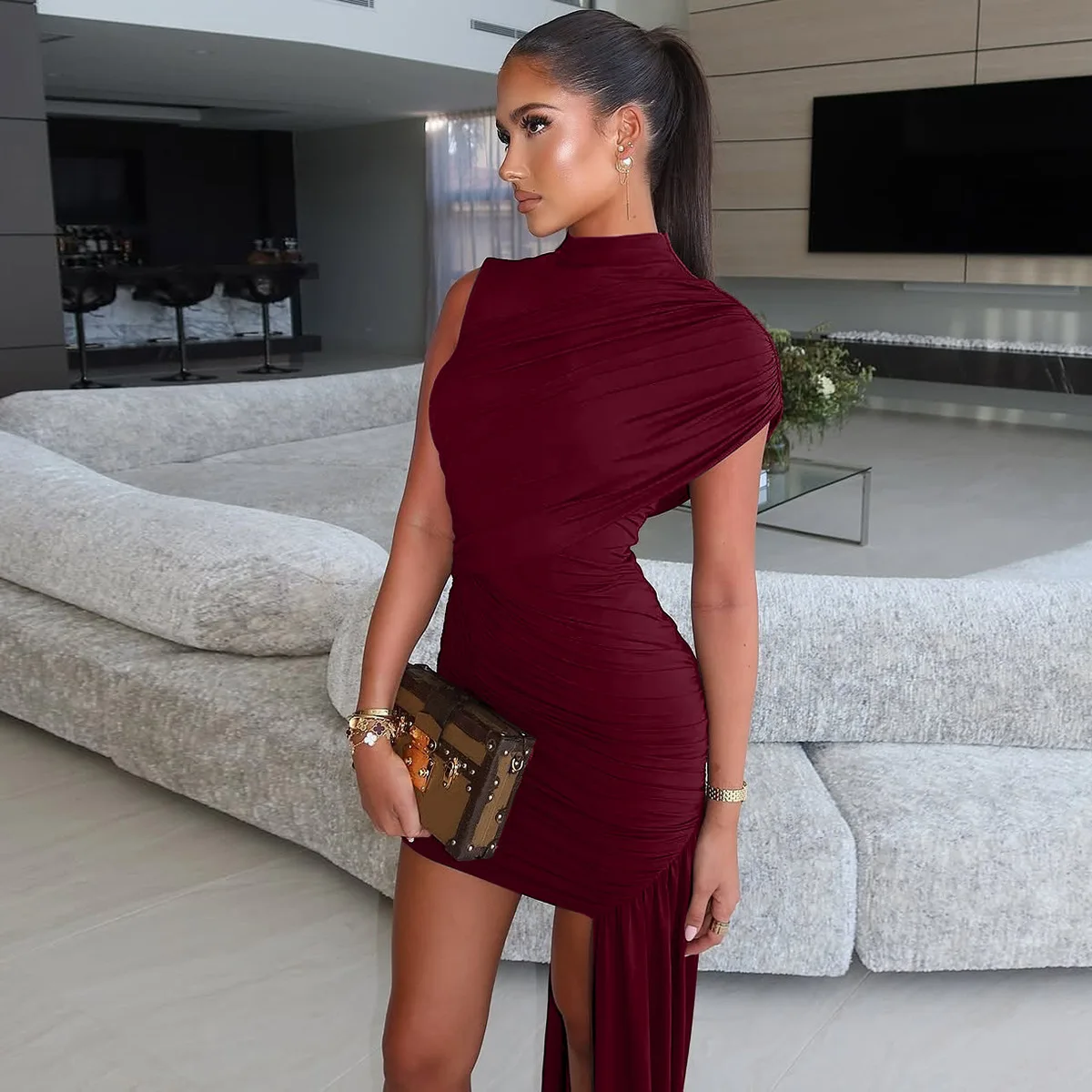 فستان Bodycon للسيدات: تفاصيل سموك، حاشية غير متماثلة، بدون أكمام - للعمل والسهرات