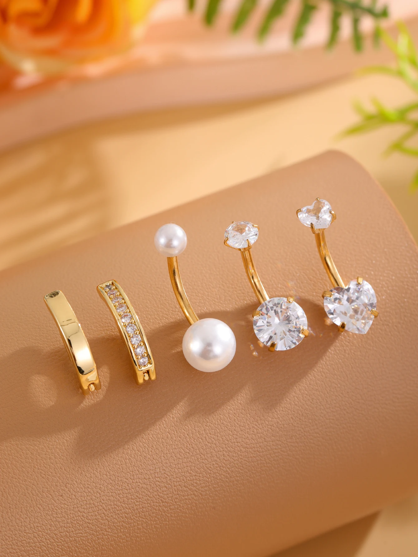 5-teiliges Set Goldfarbene Bauchnabelringe mit Herz- und Blumenanhängern, Edelstahl-Bauchpiercings mit Schleife, Gebogene Nombril-Ombligo-Ringe