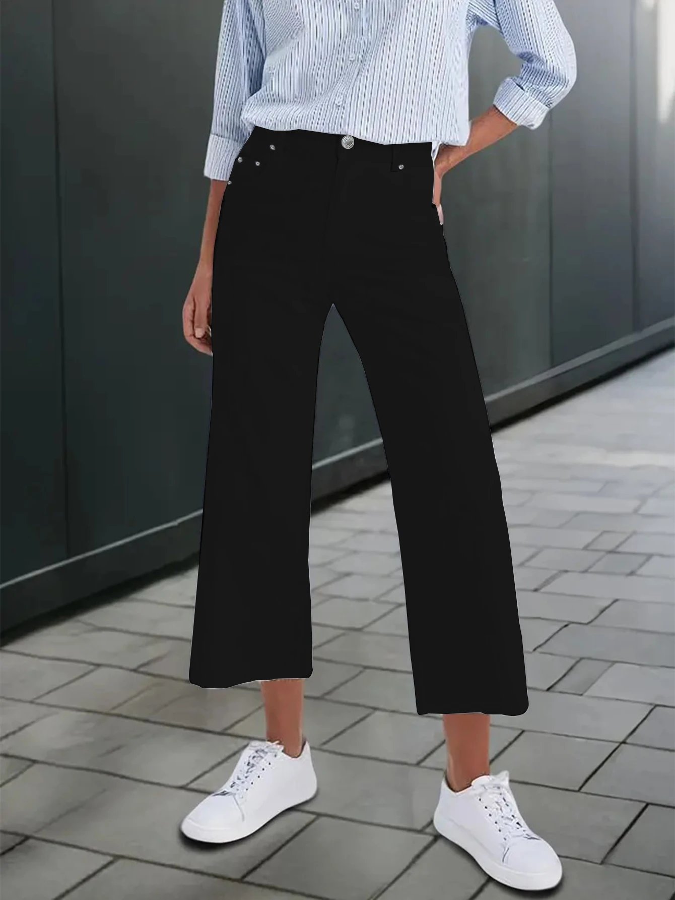 Schwarze, hoch taillierte Neun-Zoll-Jeans mit weitem Bein, stilvolle Arbeitskleidung für Damen. Die entspannte Passform ist sowohl elegant als auch lässig. Schwarz hergestellt