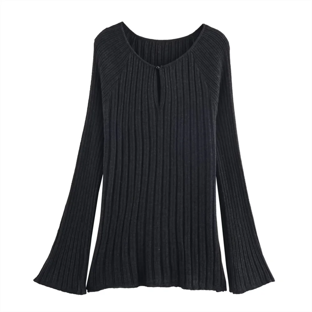 I nuovi vestiti da donna di Taop&Za sono alla moda e semplici con un top a maniche lunghe con scollo a V e una gonna a mezza lunghezza a vita alta