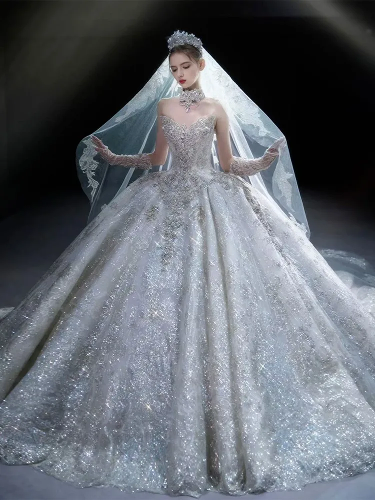 Un nuevo vestido sin tirantes resistente con tela principal y cola grande.