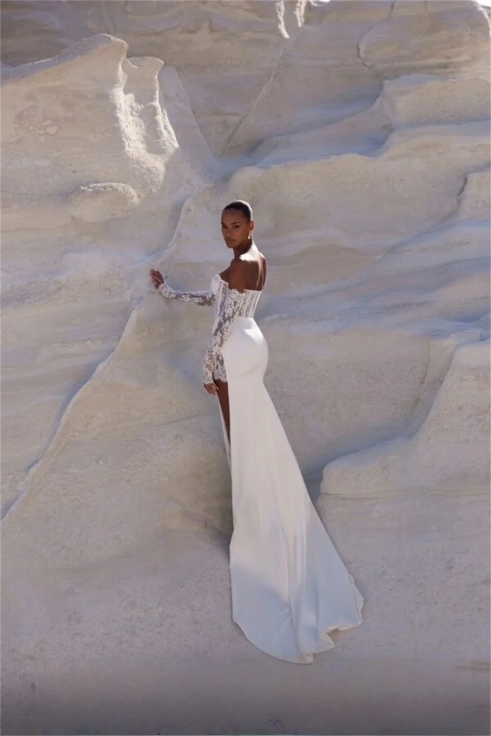 東京カスタムメイドのエレガントなオフショルダーロングスリーブウェディングドレス、サイドハイ スリットジップ付きブライダルガウン、ホワイトマーメイドウェディングガウン