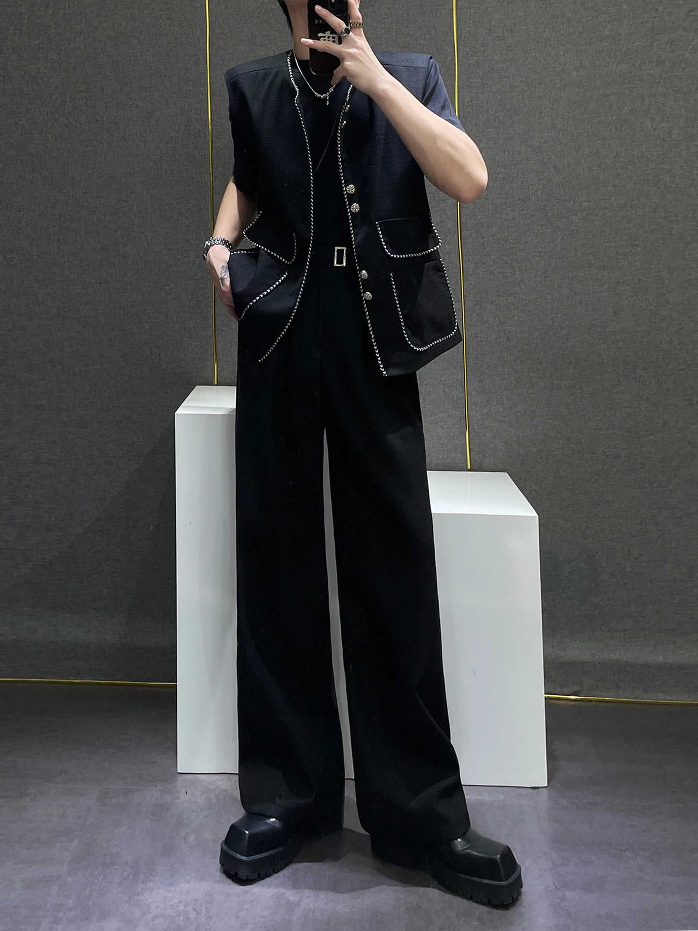 

Мужской модный комплект 2025 года: осенний, новый, в стиле «маленький аромат», широкие брюки и жилет, комплект из двух предметов с отделкой, роскошный вид, стиль «Old Money»