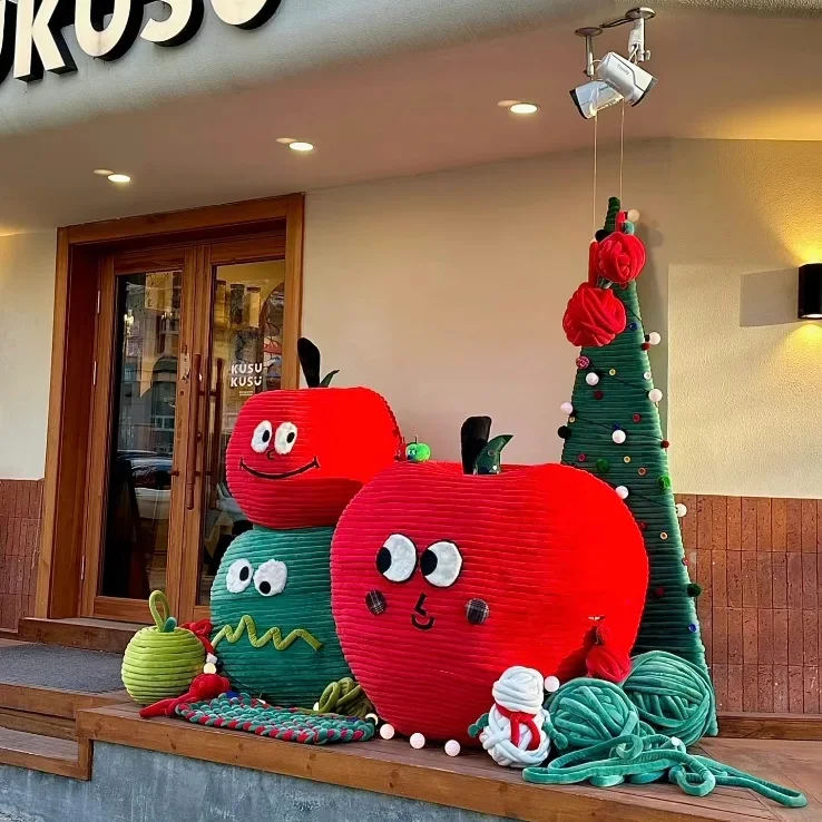 Christmas large apple decoration wool ball Christmas tree mall window lobby Mei Chen clock in the photo