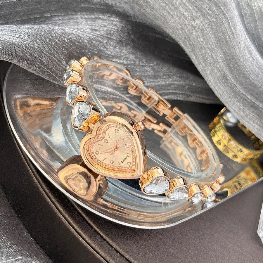 Fashionable Women's Watch Round Love Jewelry Bracelet Set with Love Shaped Zircon Bracelet Watch