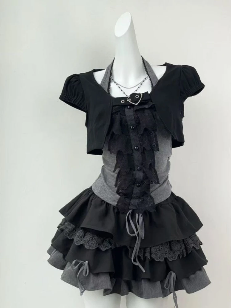 

Японский темно-готический женский комплект из трех предметов, кружевной лоскутный жилет с лямкой на шее + мини-юбка + милый укороченный кардиган, модные женские сексуальные наряды