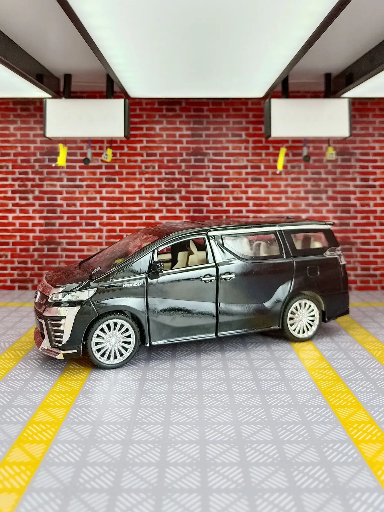 El modelo de coche de aleación 1:24 para puertas, capó del motor y el maletero se puede abrir tiene funciones de sonido y iluminación simuladas, detalles ricos.