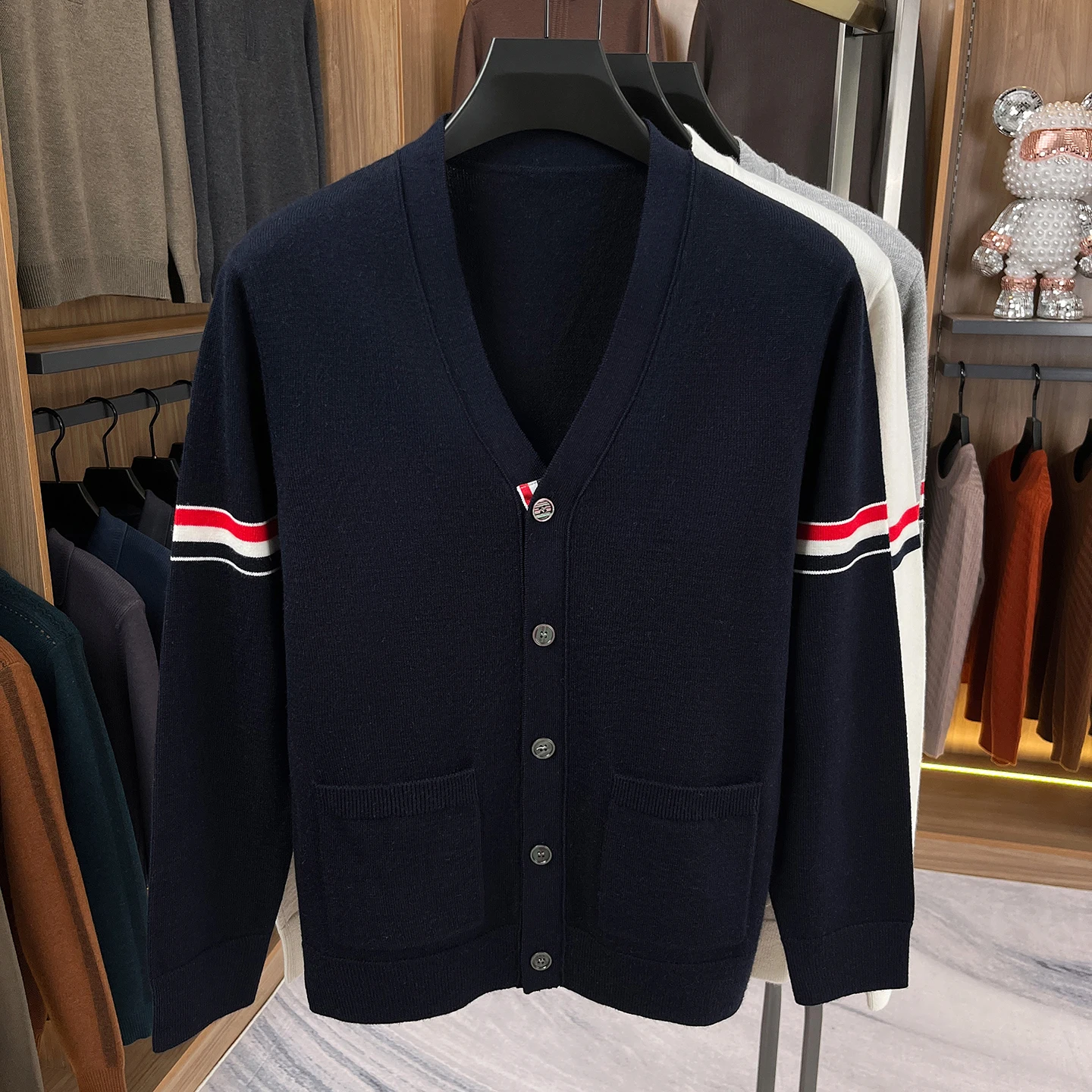 High-End Marke Pullover Open Shirt Männer Frühjahr Herbst Neue Klassische Streifen Trend Taschen Koreanische Freizeit Mischfarben V-Kragen Strickjacke – Detail 8