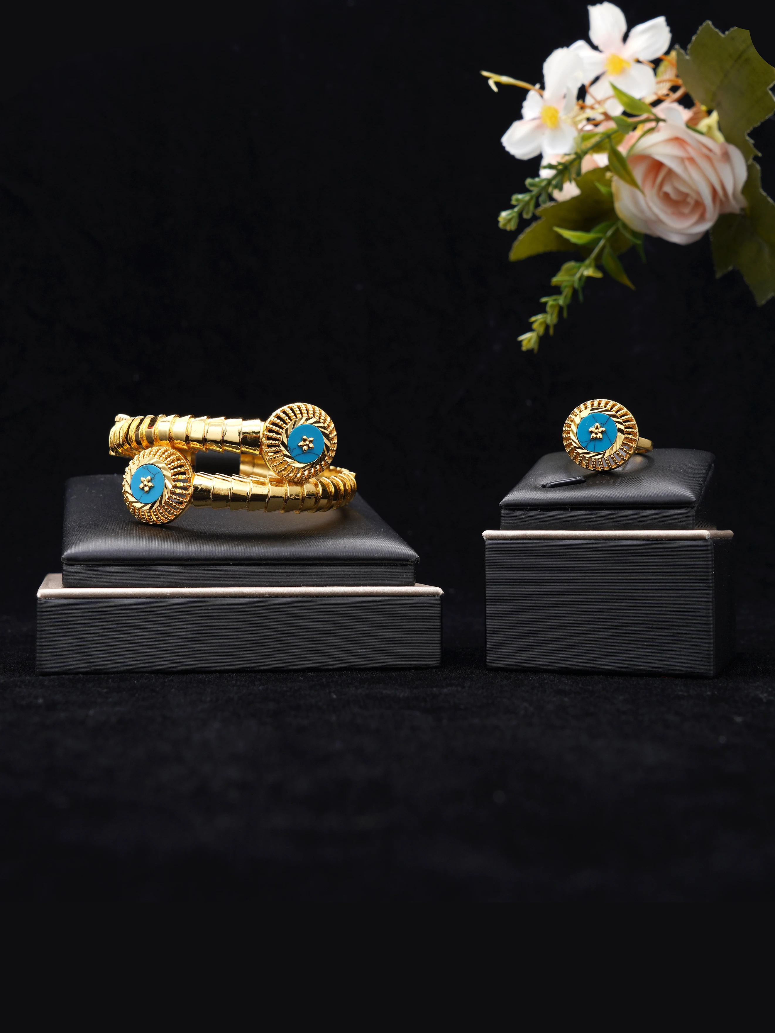 

Hotsale Kuwait Golden Jewelry And Middle Eastern Handcrafted Bracelet and Ring Set Streamlined Design, Exquisite And Delicate