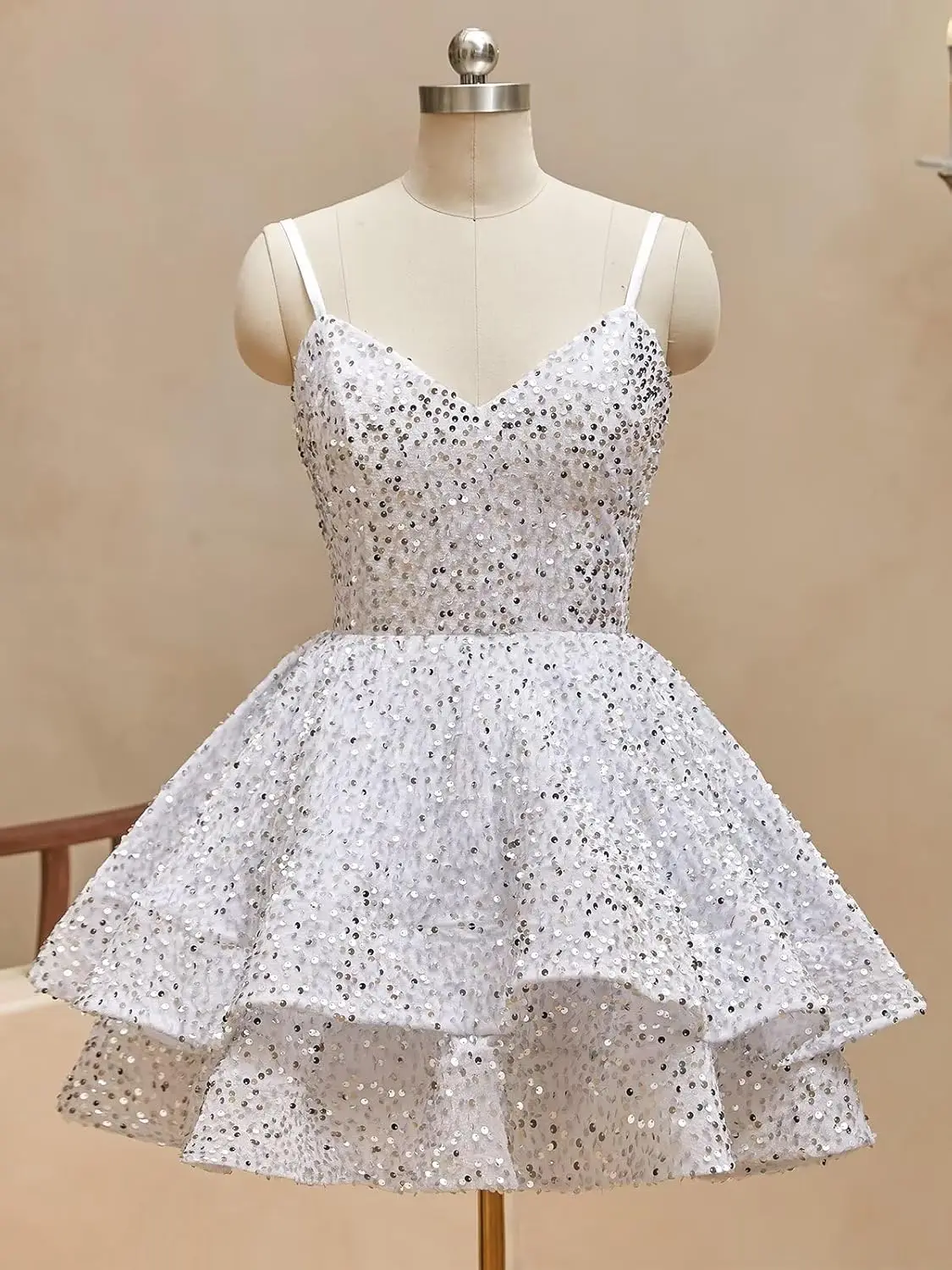 فساتين قصيرة لحفلات العودة للوطن 2025 سباركلي ترتر متدرج الكرة ثوب السباغيتي الأشرطة الخامس الرقبة مشد فستان حفلة موسيقية فساتين لحفلات الكوكتيل