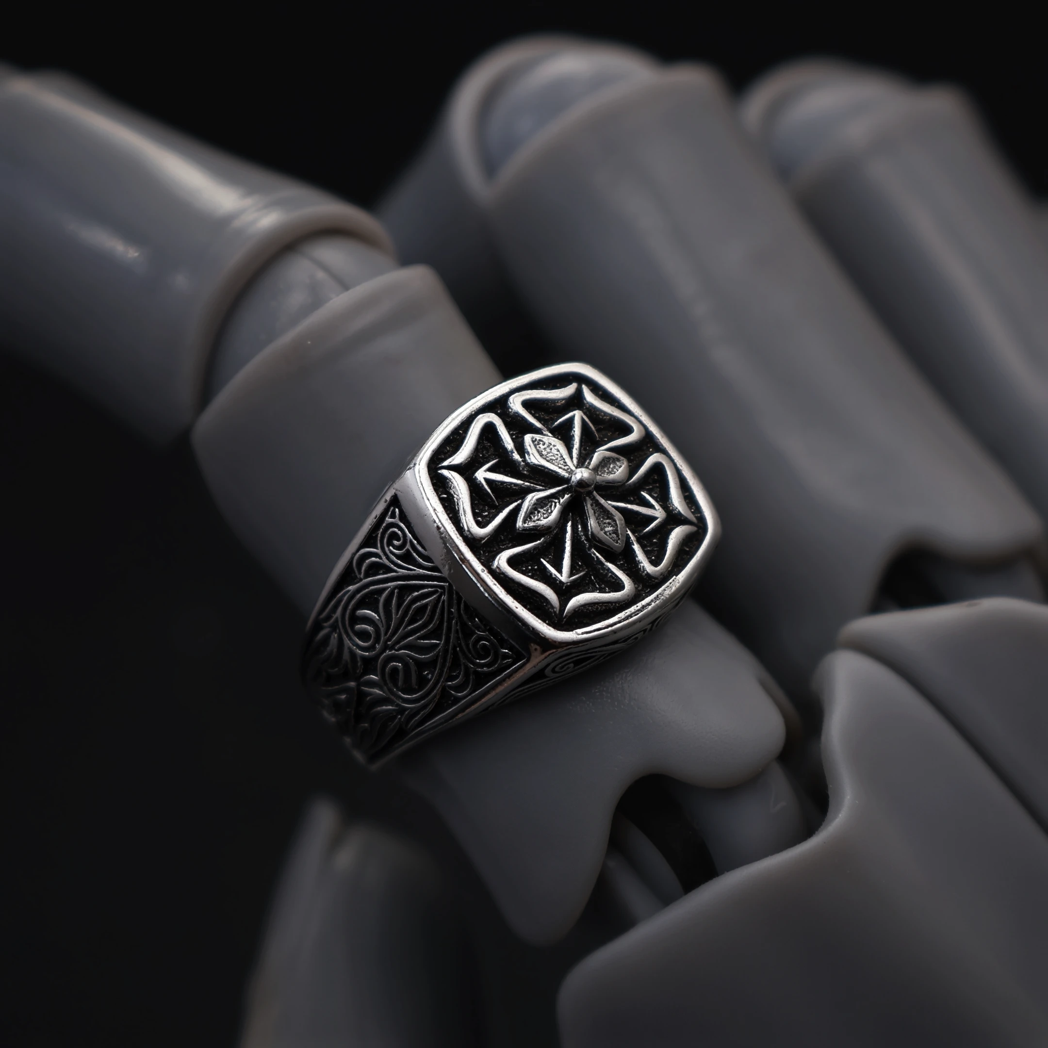 Retro „Floral Edge“ Vierblättriges Kleeblatt Verstellbarer Offener Ring für Männer, Versilbertes Messing, Gothic Punk Edgy Schmuck Accessoire Geschenk – Detail 8
