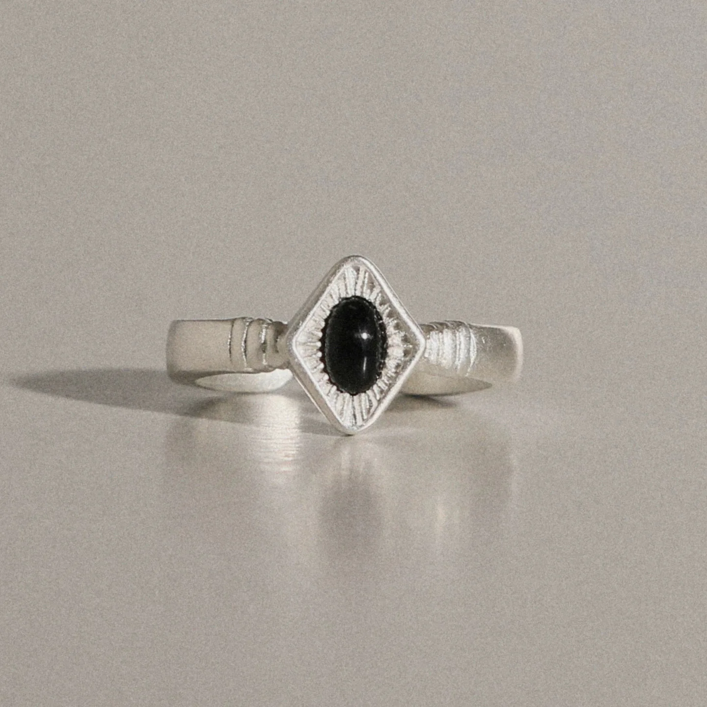 Retro Fashion Simple Geometric rhombus White Fritillaria rings for women Design Sense Black Agate Ring Adjustable Party Jewelry view 3