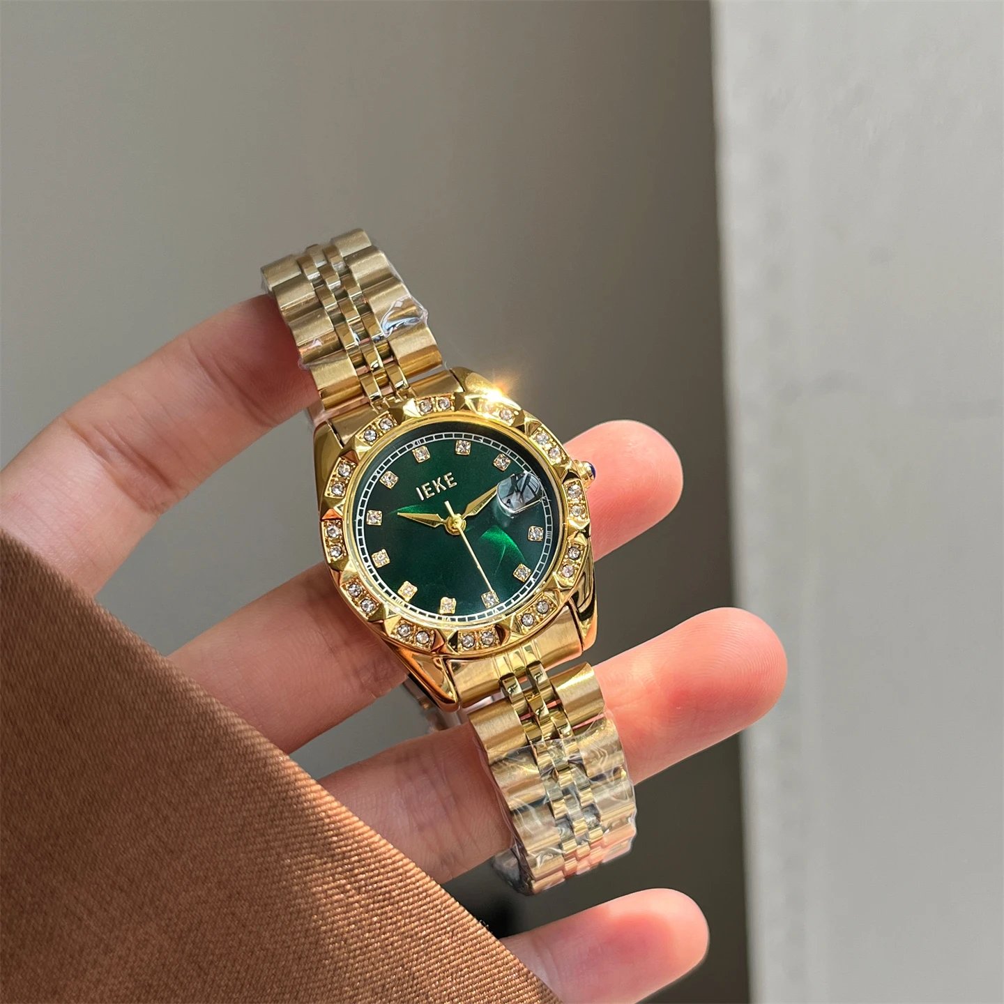 

Женские часы в стиле ретро с простым и стильным дизайном, с отображением даты, элегантным большим циферблатом и кварцевым механизмом.