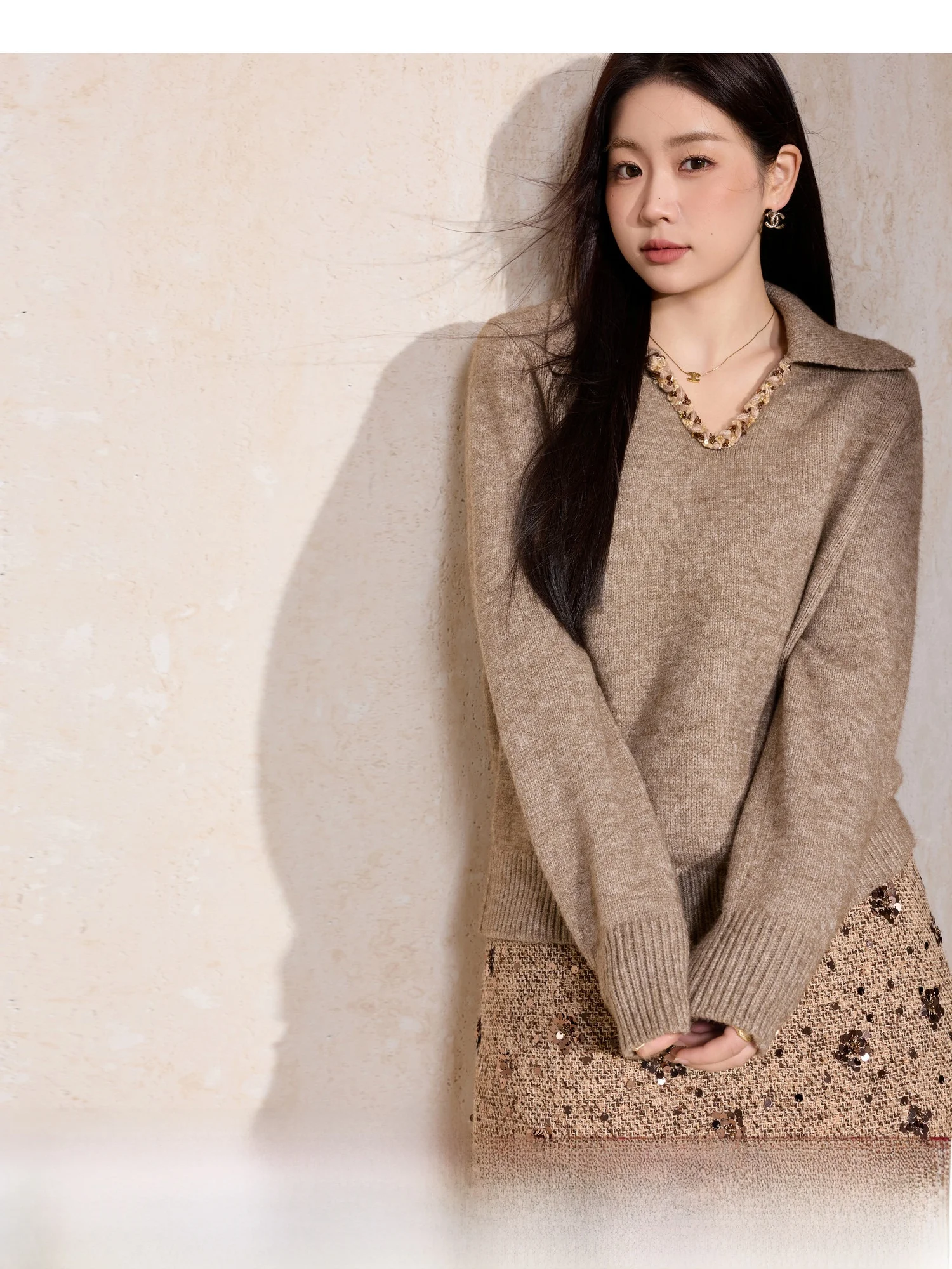 

Синий вязаный свитер больших размеров и комплект с юбкой А-силуэта с блестящей вышивкой и отложным воротником. Весенняя мода для женщин.