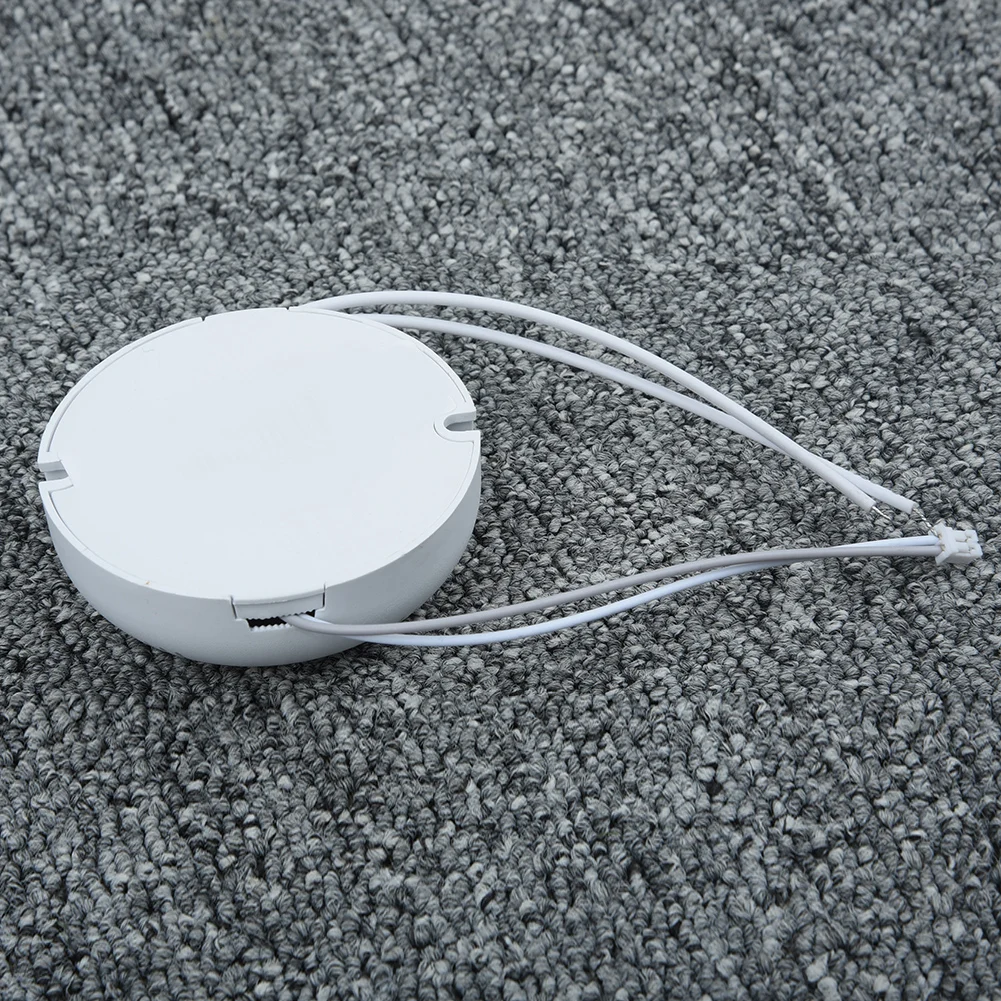 

Надежный блок питания для светодиодных светильников, широкий диапазон мощности (от 8 до 24 Вт), вход AC 176-265 В, выход DC 24-84 В