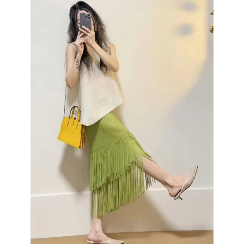 

Летний женский комплект: юбка и топ, роскошный с бахромой, новинка, минималистичный, свободный крой, модный, стройнящий, нишевый, универсальный, повседневный, удобный