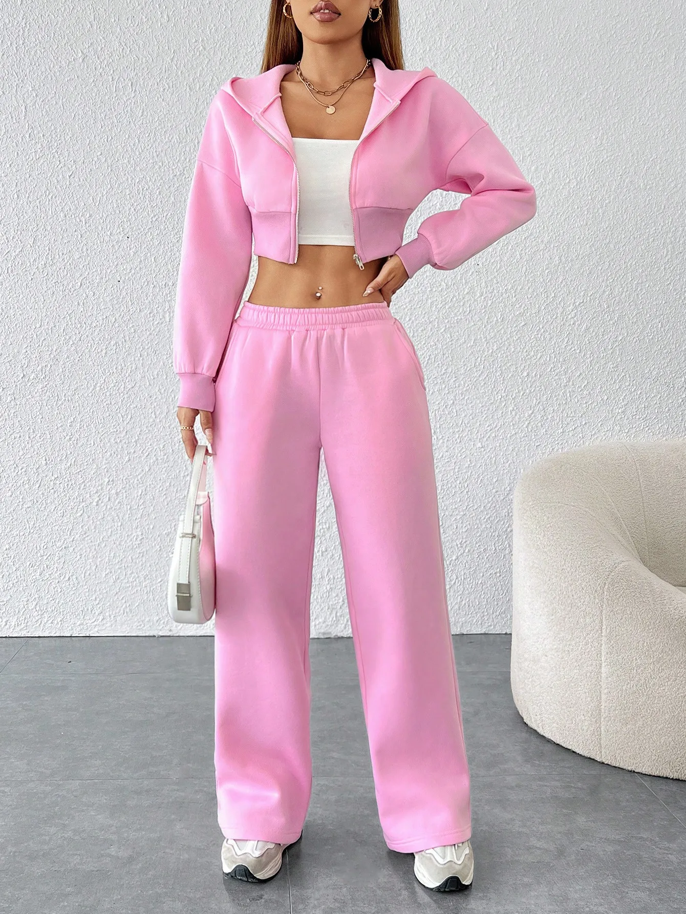 

Розовый укороченный свитшот на молнии с капюшоном и широкие брюки — комплект из двух предметов для женщин