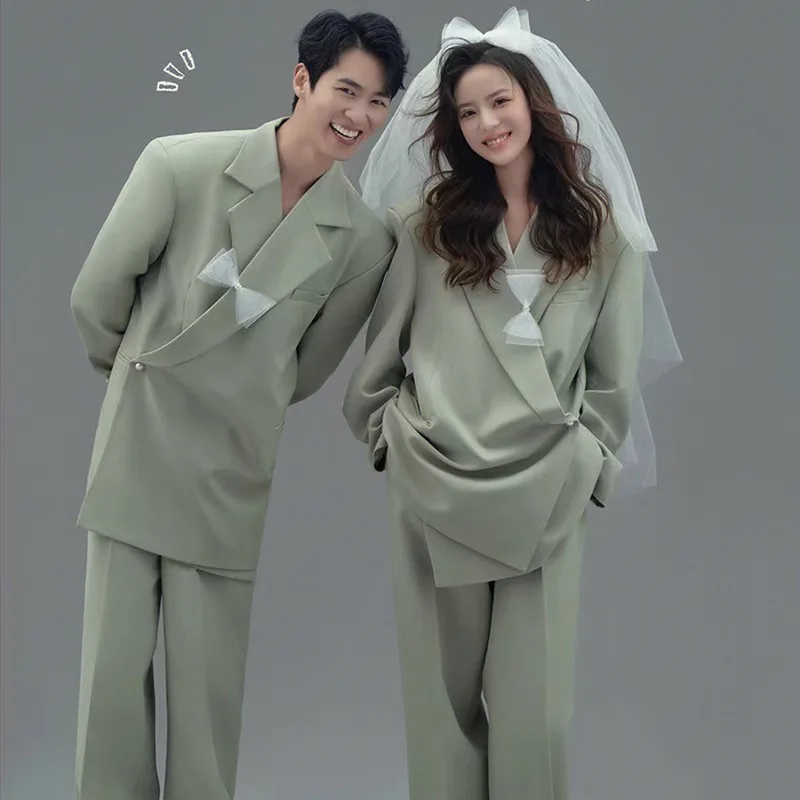 

Новый модный костюм для парных фотосессий 2023 года: одежда для свадебных показов, студийных художественных портретов, уличного стиля и тематических образов для журналов