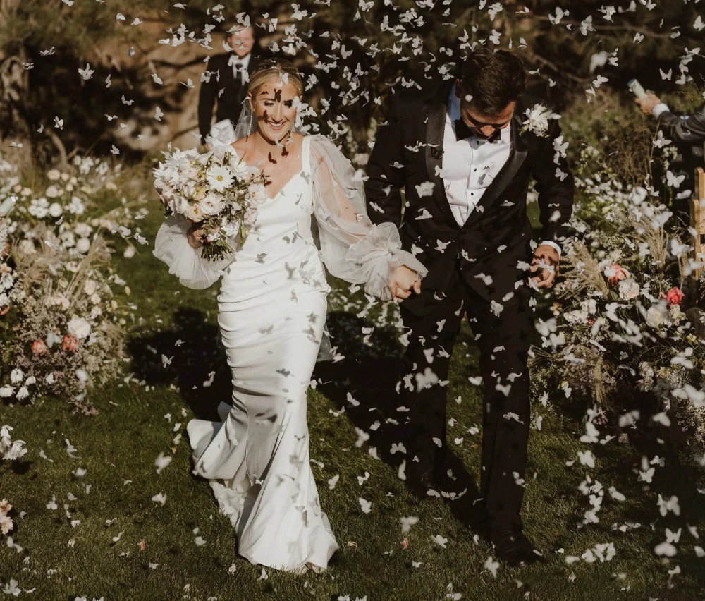 

V-Neck Boho Puffy Sleeves Wedding Dress Mermaid Satin Bohemian Sweep Train Bride Gown Robe De Mariée Beach Long Wedding Gown