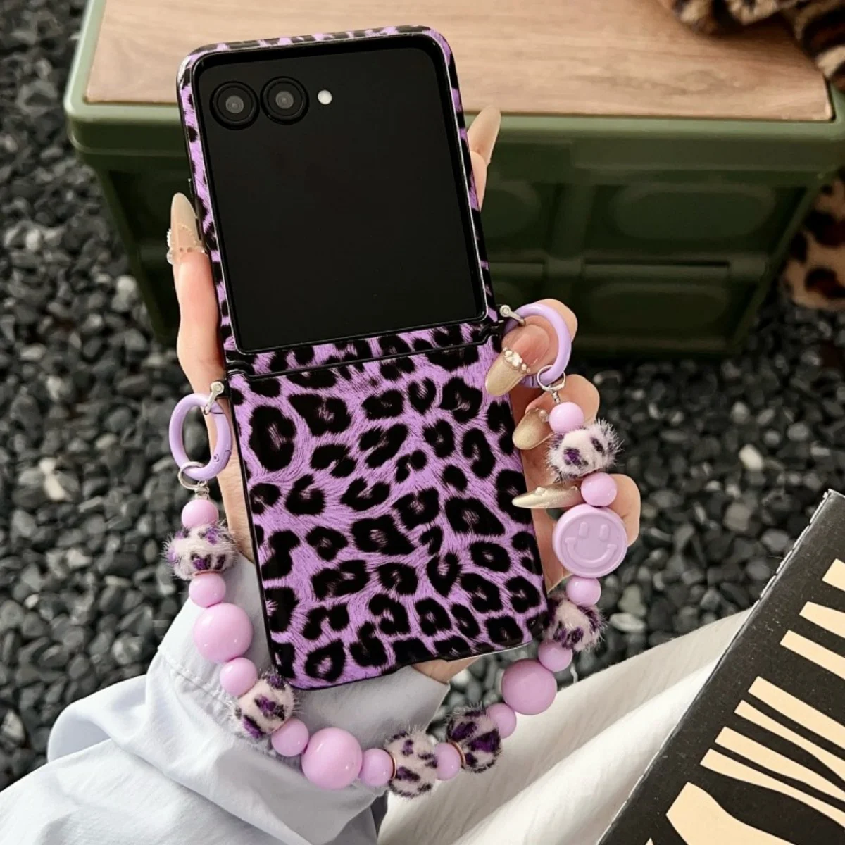 Luxuriöse Leder-Handyhülle mit Leopardenmuster für Samsung Z Flip 8 Flip7 FE Galaxy Z Flip 6 5 4 mit Handgelenkschlaufe und Scharnierschutz