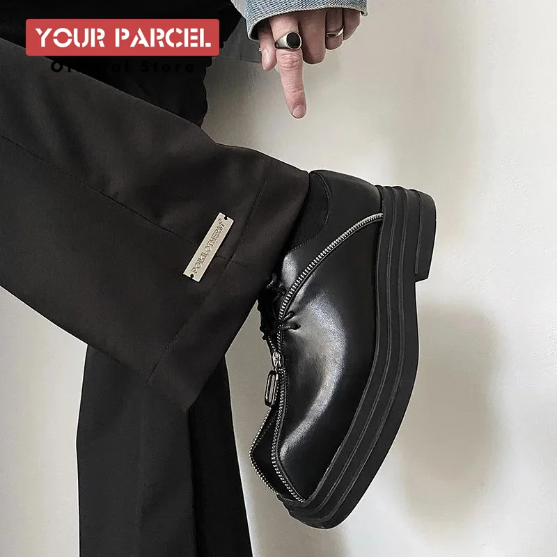 Um sapato masculino de nicho com sola grossa, bico grande, bico quadrado e sapatos de couro. Estilo punk elevado masculino, zíper personalizado