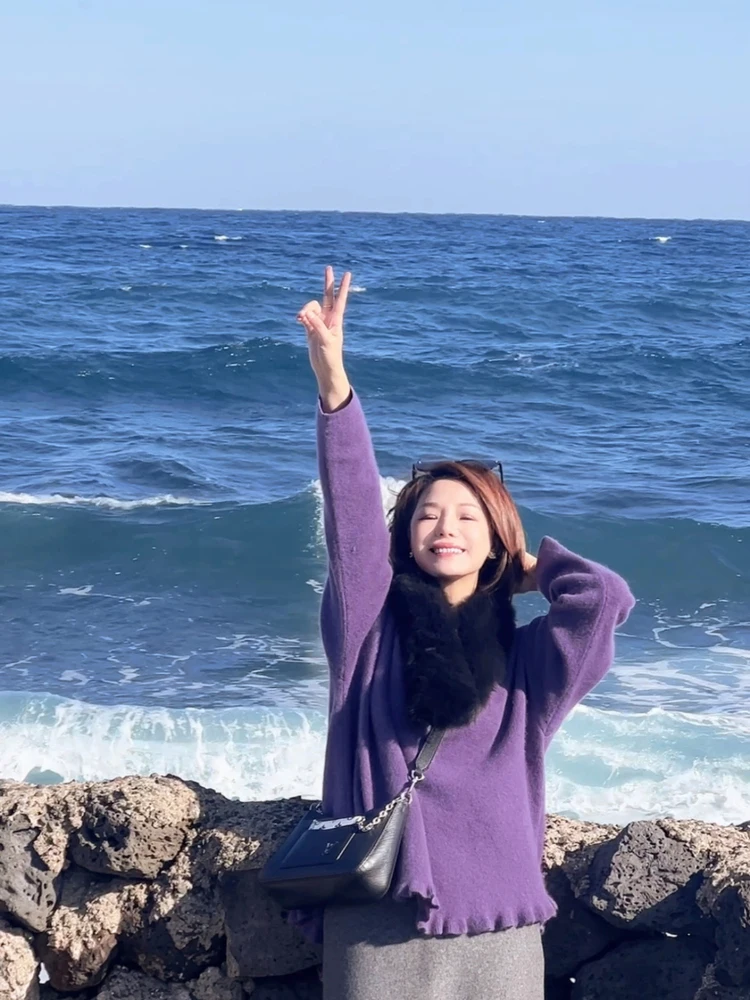 

Loose Fit Knitted Wool Sweater with Raccoon Fur Thiened Overhead Women's Faion Winter 2025 round Ne Long Sve