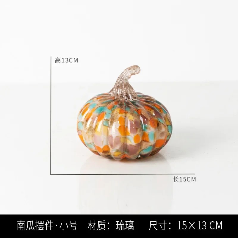 クリエイティブなデザインの、釉薬を施したカボチャのオーナメント。高級感あふれる、玄関やワインキャビネットに飾るのに最適な、新築祝いや新居祝いのプレゼントに。
