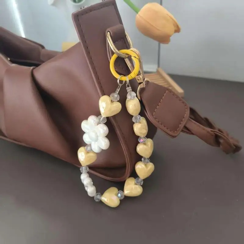 Kurzes Handgelenkseil mit buntem Blumenkettenanhänger, Anti-Verlust-Schutz, süßes Handy-Lanyard mit Blumen- und Herzperlen. – Detail 3
