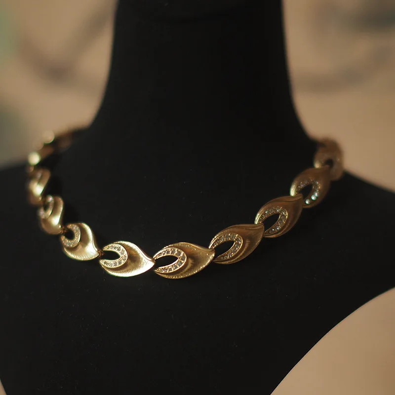 

2025 New Leaf Palace French Vintage Luxury Book Necklace with Birthday Ribbon - High Luster Retro Statement Jewelry