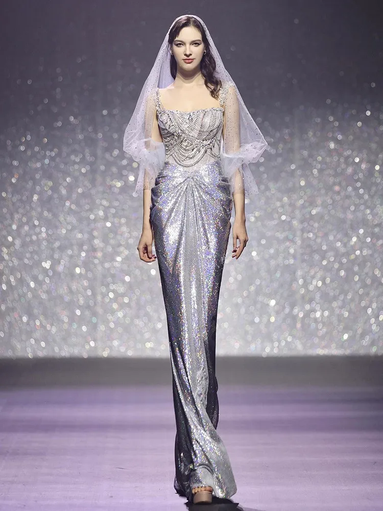 

High-end light luxury niche banquets catwalk shows halter tops toasts hosts elegant and fitted dresses