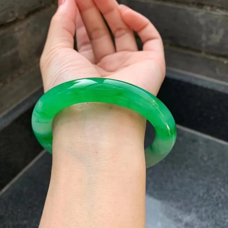 Bracelet en jade birman naturel, qualité A, provenant d'une ancienne mine, avec une translucidité de haute qualité semblable à de la glace, présentant un motif décoratif.