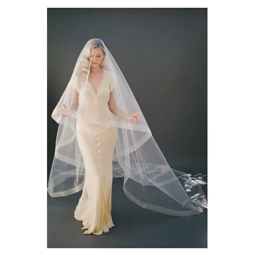 ヨーロッパとアメリカのスタイルの中長のコームレスメッシュブライダルベール、伸縮性のあるサテンリボンエッジのウェディングベール