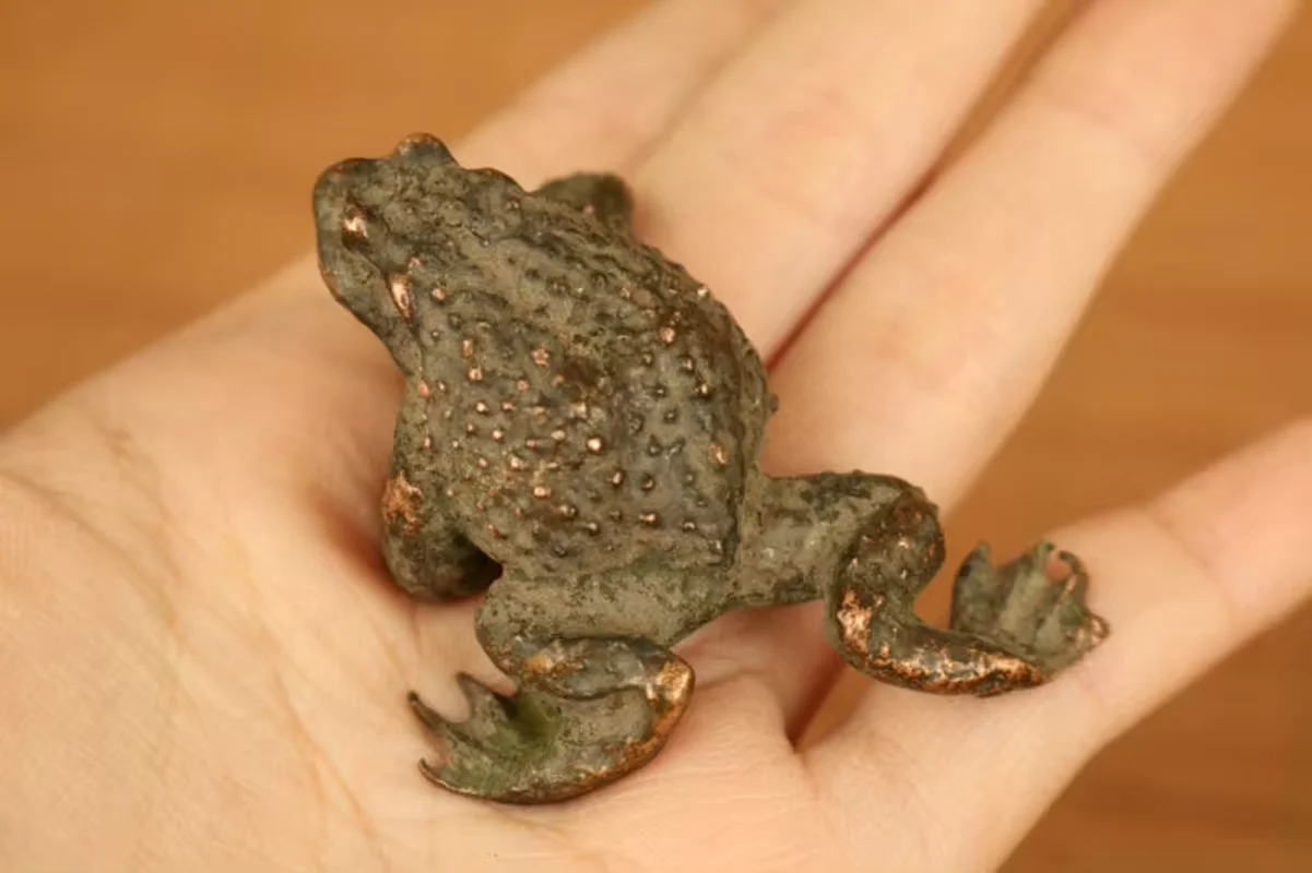 old bronze hand casting fortune frog statue netsuke jin chan tea pet tray deco