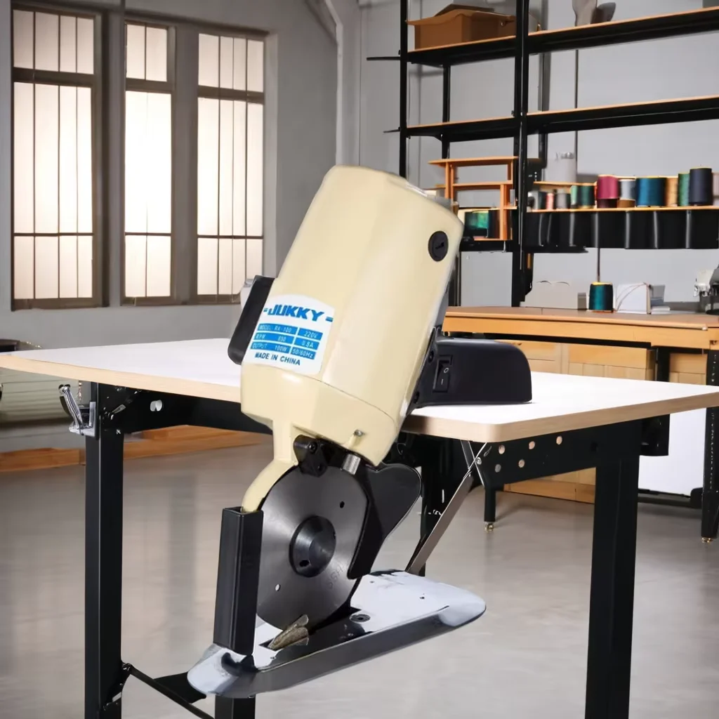 ماكينة خياطة محمولة عالية الجودة RC-100/110/125 قطع صغيرة بألوان مختلفة وحالة جديدة تتميز بأساسية المحرك