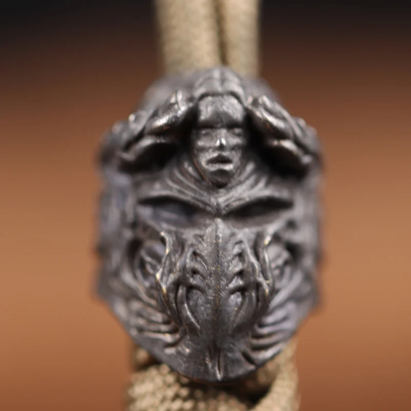 קסדת האביר השחור מוט בראס סכין חרוז EDC חוץ מטריה חבל DIY אביזרים עשויים ידנית מסרגת פרקורד תליונים