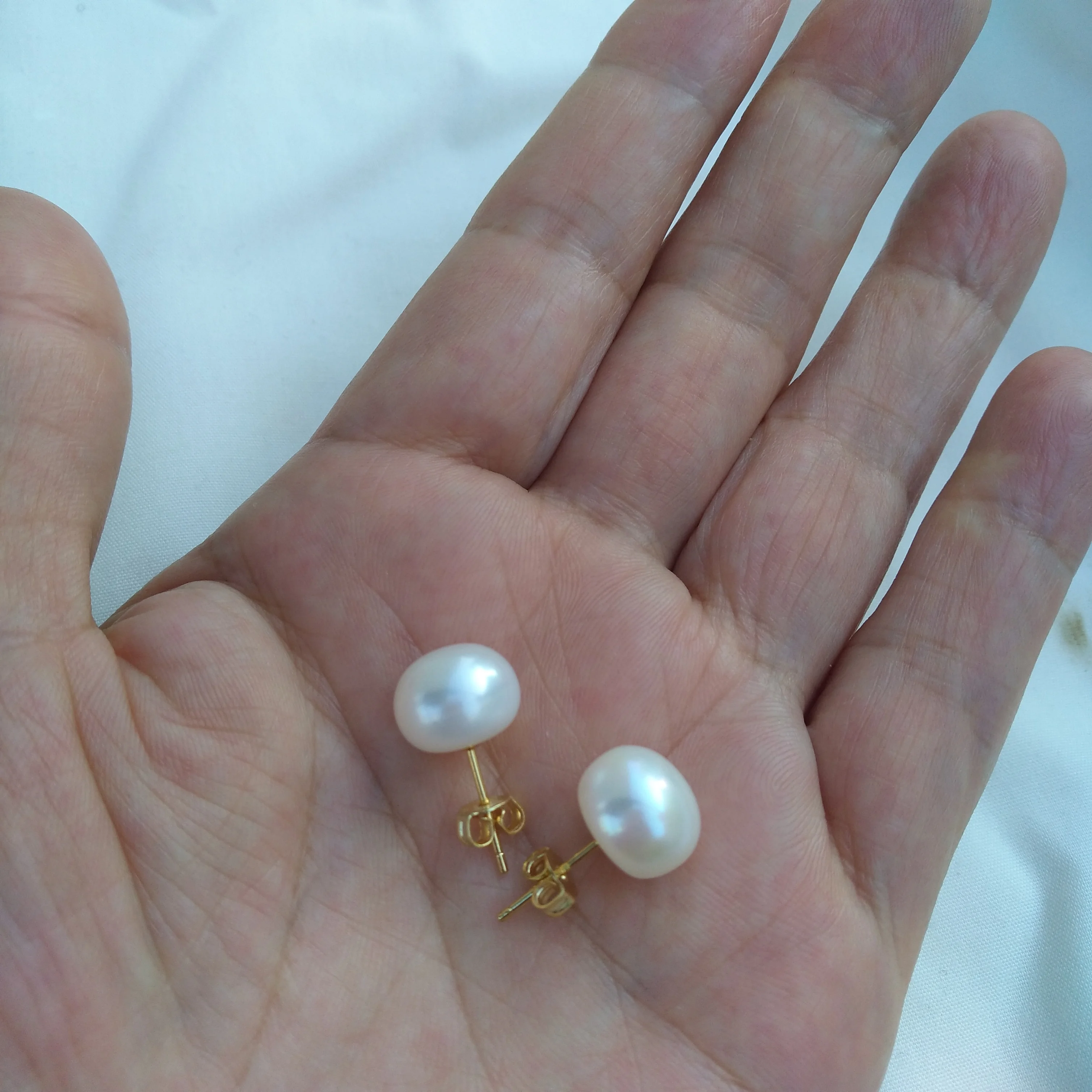 

Beautiful Natural White South Sea Pearl Stud Earrings Original Real shot photos, what you see is what you will receive.