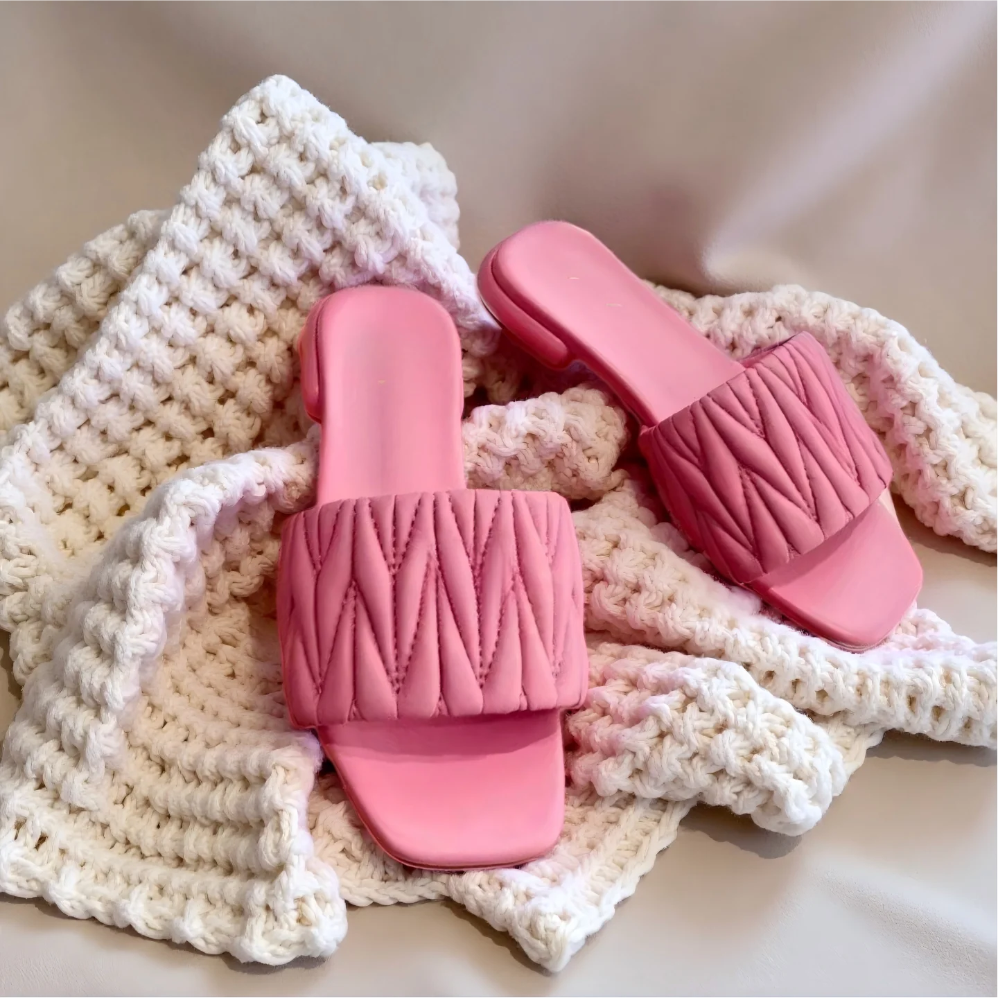 26SS Summer Hot Selling Luxury Women's Slippers Flat Sheepskin Sandals Low Heel Single Shoes Simple and ComfortableHome Slippers