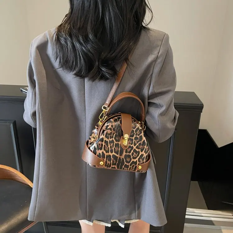 

2026 High-end Personalized Women's Shoulder Bag, Fashion Simple Texture Versatile Portable Crossbody Bag