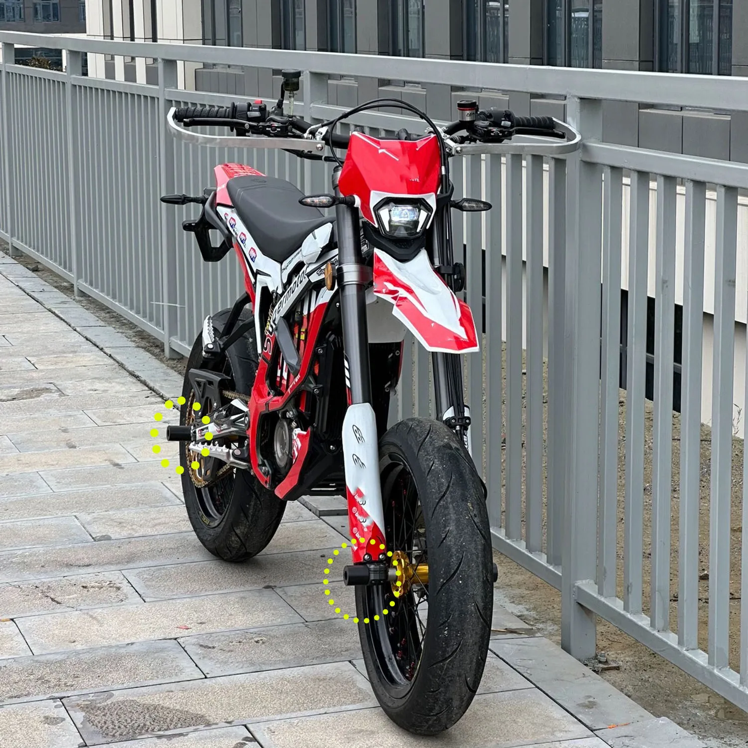 

For Ultra bee Crach Sliders Supermoto Axle sliders Front rear anti-drop nylon blocks Front and rear axle protection plate