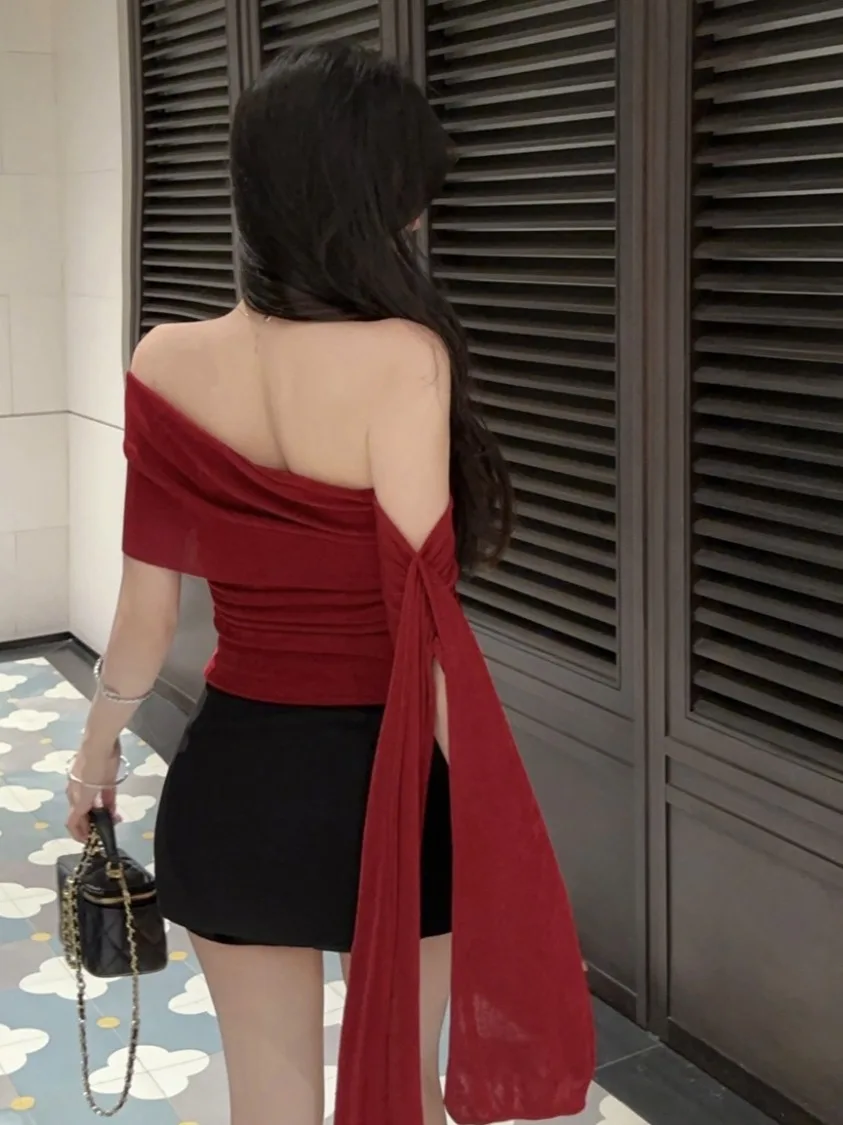 T-shirt a maniche corte con nastro a spalle scoperte con colletto inclinato in rilievo retrò francese per le donne T-shirt stile hotgirl slim fit