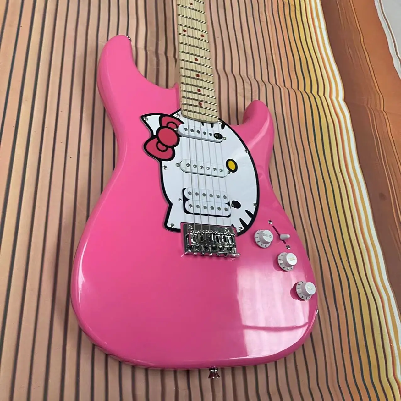 KT cat style 6-string split electric guitar, pink body, high gloss, maple fingerboard, maple track, painted protective plate, si