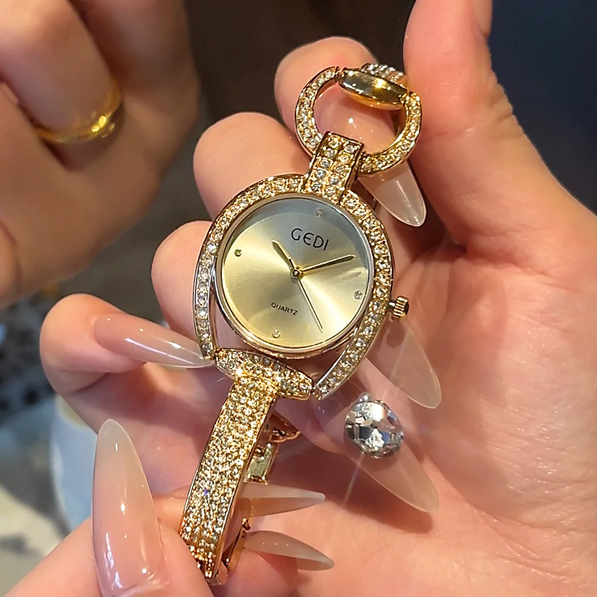 Marca luz relógio de luxo feminino céu estrelado beleza requintado irregular oco pulseira à prova dwaterproof água senhoras moda quartzo relógio de pulso